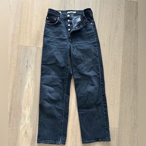 Black Levi’s ribcage straight jeans